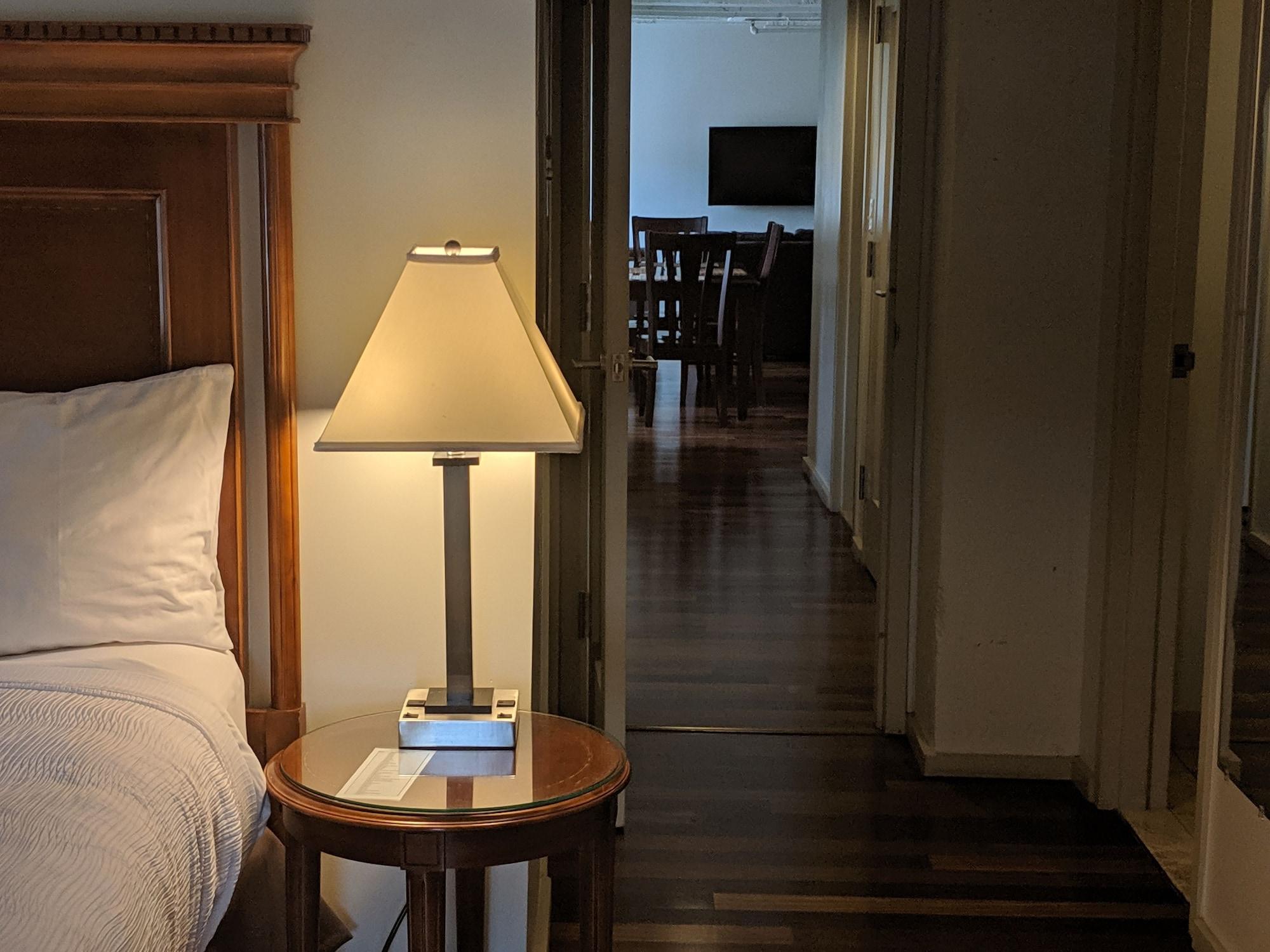 Grand Eastonian Hotel & Suites Істон Екстер'єр фото
